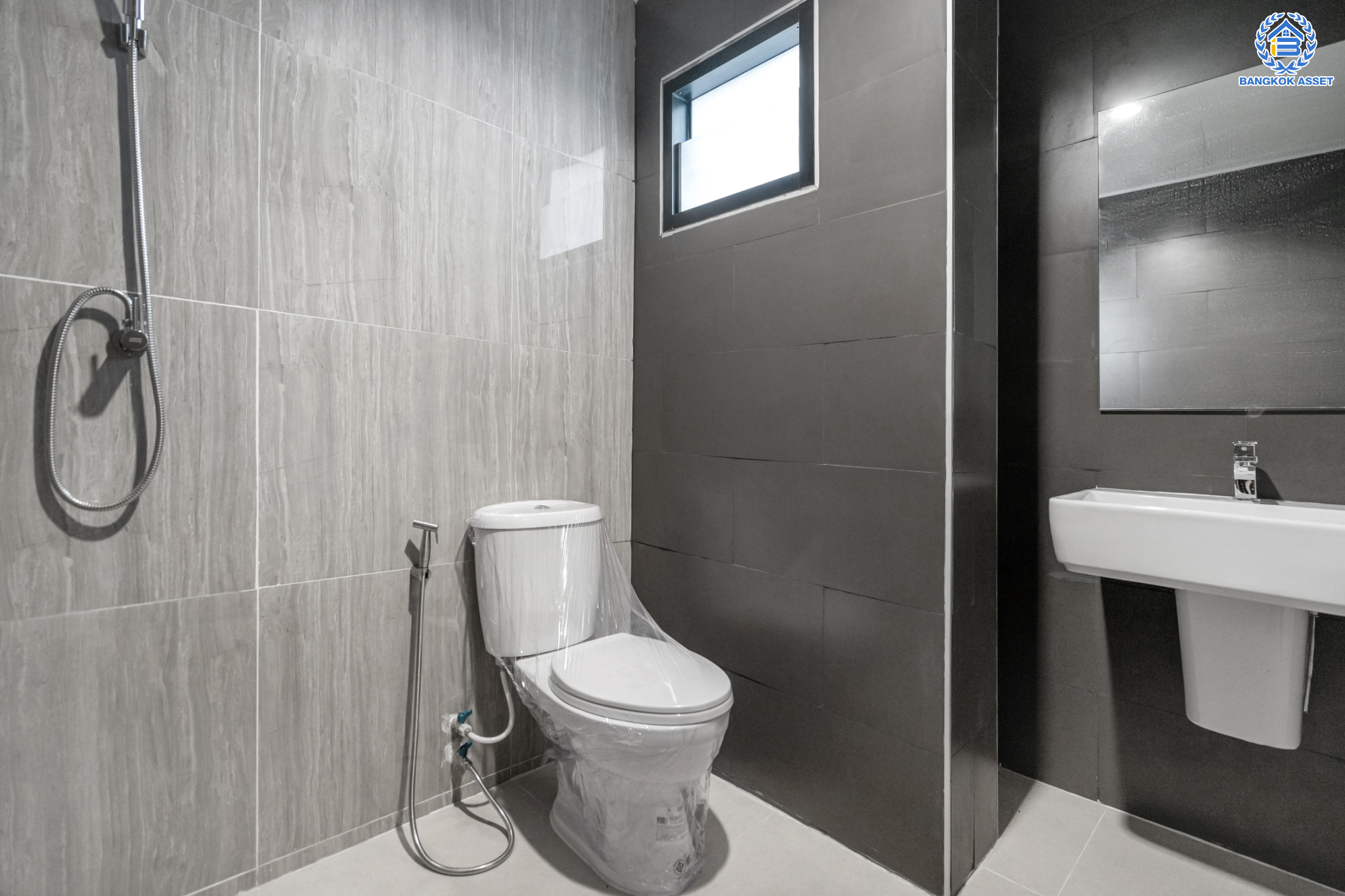 บ้านมือสองตกแต่งใหม่ ม.พิบูลย์การ์เด้นวิลล์ พิบูลย์สงคราม-พระราม5 ทาวน์โฮม 3 ชั้น หลังใหญ่! เนื้อที่ 26.1 ตร.ว. ฟังก์ชัน 4 ห้องนอน 5 ห้องน้ำ (มีห้องน้ำในตัวทุกห้อง) จอดรถได้ 2 คัน บนสุดยอดทำเล! เชื่อมถนนพิบูลย์สงคราม, วงศ์สว่าง, นครอินทร์ และติวานนท์ ใกล้จุดขึ้นทางด่วนศรีรัช-วงแหวนรอบนอก ใกล้รถไฟฟ้า "สถานีแยกติวานนท์"